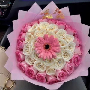 Ramo de Rosas Blancas y Rosadas con Gerbera y Mariposas (bouquet rosas premium)