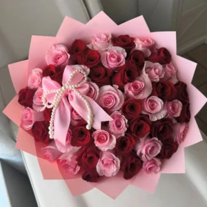 Ramo de 50 Rosas Rosadas y Rojas con Moño (bouquet rosas premium)