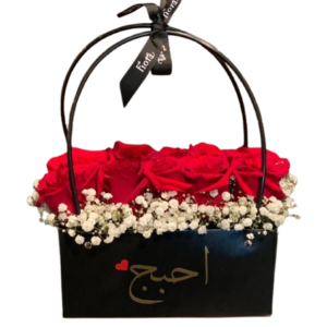 Bolso Negro de Flores con Rosas Rojas y Gypsophila (bolso rosas rojas)