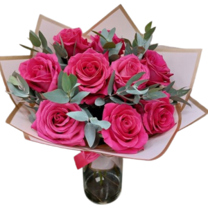 Ramo de 12 Rosas Fucsia con Eucalipto en Florero (bouquet rosas fucsia)