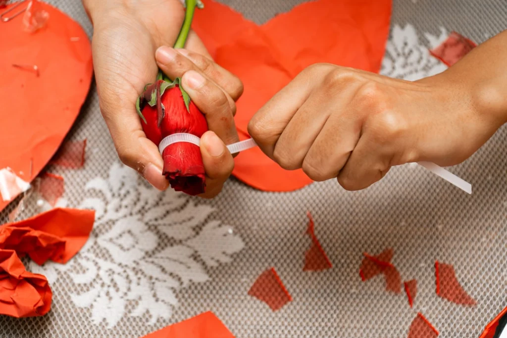 Flores frescas en florero con agua limpia recibiendo cuidados para prolongar su duración