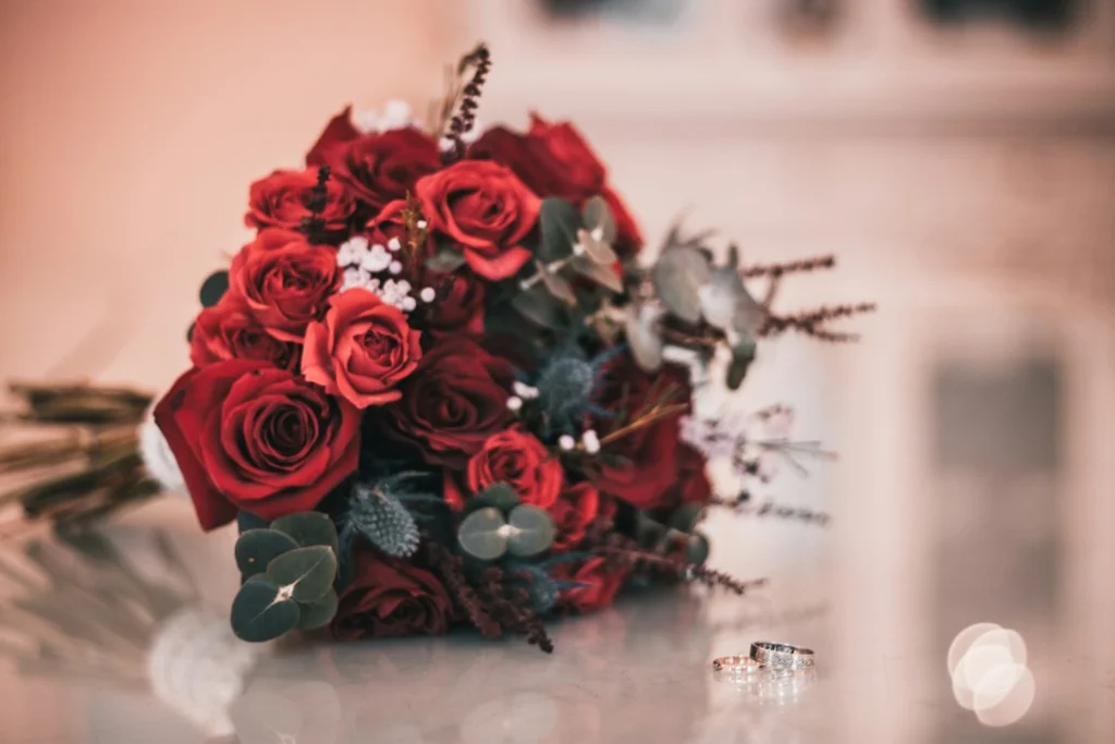 Hermoso ramo de rosas rojas que muestra cuánto cuesta un ramo de rosas en Bogotá con diferentes presentaciones y cantidades
