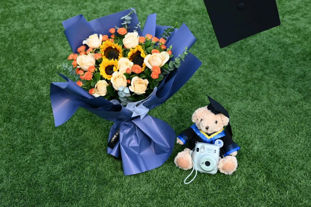 Ramo de flores para grado en Colombia con rosas amarillas y lirios, ideal para celebrar graduaciones