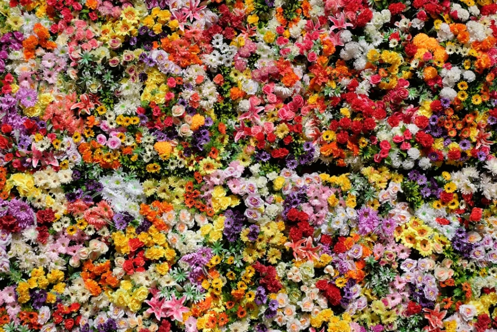 Arreglo floral con diferentes tipos de flores incluyendo rosas, lirios y tulipanes en colores variados